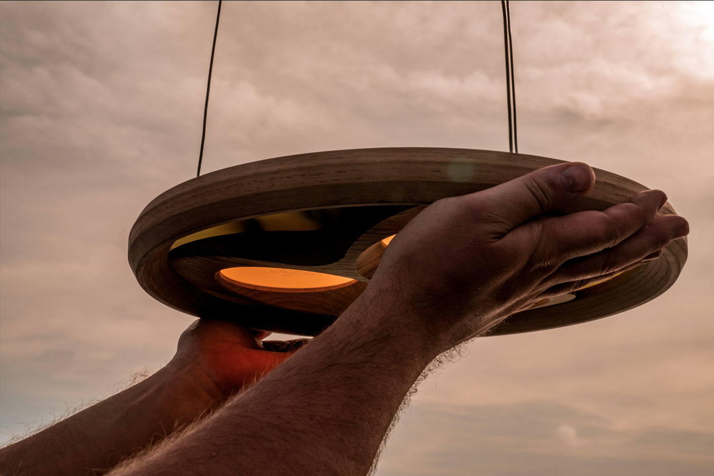 Hände halten Disc-Leuchte